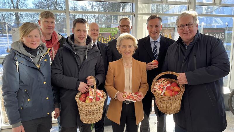 Gruppenbild mit EU-Kommissionspräsidentin Ursula von der Leyen: Anna zum Felde (AJON), Jochen Feindt, Karsten Palm, IHK-Hauptgeschäftsführer Christoph von Speßhardt, IHK-Präsident Matthias Kohlmann, David McAllister (EVP) und Jens Stechmann (von links).