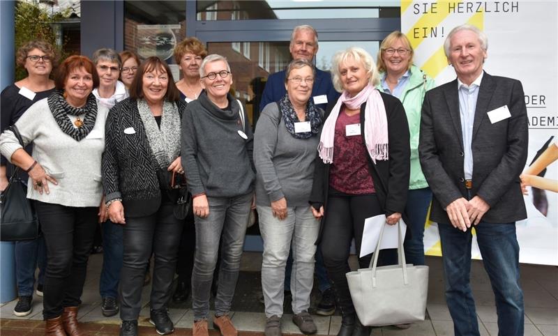 Gruppenbild mit Ehrenamtlichen vor der Volkshochschule Buxtehude. Foto Felsch