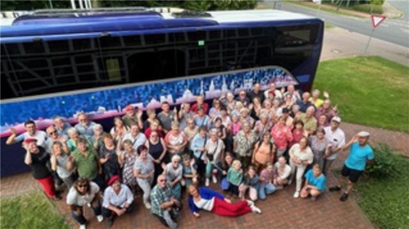 Zu Gast in Apensen: Besuch aus Sachsen und der Bretagne Gruppenbild mit Gästen aus der Bretagne und Sachsen.