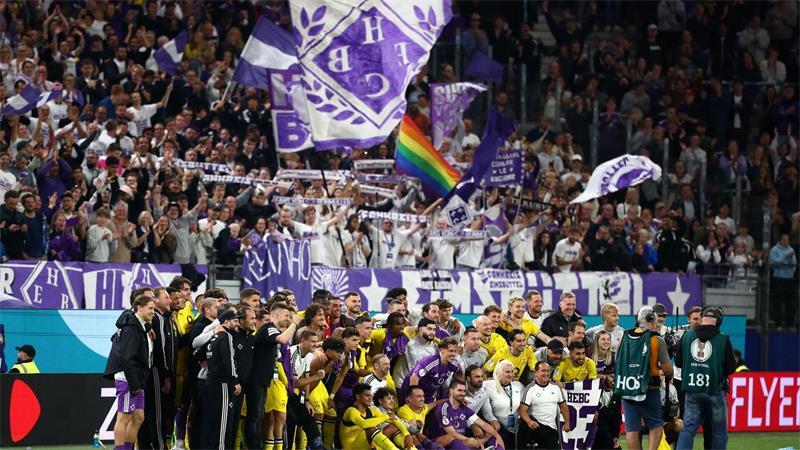 Gruppenbild mit Gegner: Nach dem Pokalspiel feierten die HEBC-Amateure mit den Dortmunder Profis.