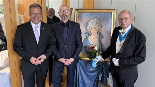 Gruppenbild mit Königin Friederike von Hannover: Landrat Kai Seefried, Erster Stadtrat Lars Kolk und Dr. Matthias Schlicht (von links) beim Stiftungsfest der Stader Freimaurerloge.