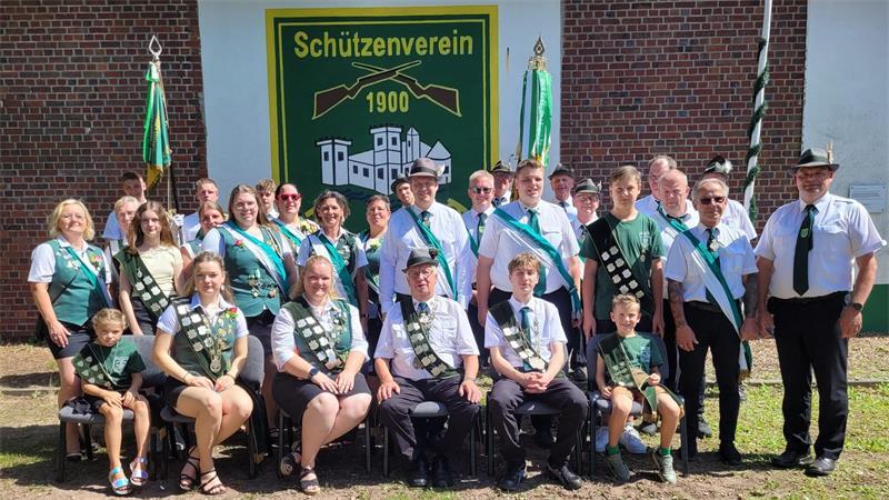 Gruppenbild mit Majestäten: die neue Königsfamilie des Schützenvereins Kranenburg.