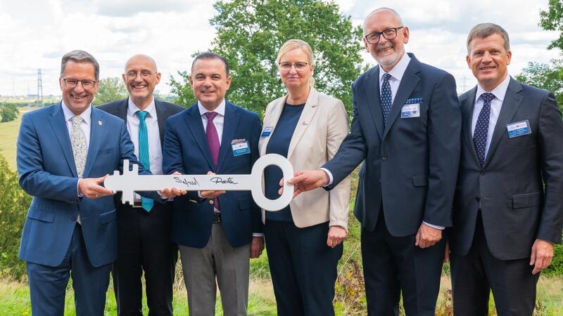 Neue Kooperation: Elbe Kliniken sagen Stader Ärztemangel den Kampf an Gruppenbild mit Minister: Landrat Kai Seefried, Professor Holger Schmidt, der lettische Gesundheitsminister Hosams Abu Meri, Claudia Schröder vom Land Niedersachsen, Rigas Rektor Aigars Pētersons und sein Stellvertreter Toms Baumanis (von links).
