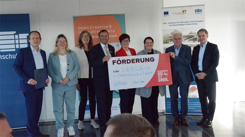 Gruppenbild mit Scheck: Marcus Hübner, Birgit Butter, Karen Beckmann (Leiterin des Amt für regionale Landesentwicklung), Thorsten Heinze, Katja Oldenburg-Schmidt, Ministerin Melanie Walter, Ingo Hadrych und Olaf Krüger.