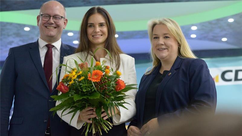 Deshalb hatten die Stader Kandidaten gegen Vanessa Zobel keine Chance Gruppenbild mit Siegerin: Marco Mohrmann, Kreisvorsitzender der Rotenburger CDU und Melanie Reinecke, Vorsitzende des Stader Kreisverbands, gratulieren Siegerin Vanessa-Kim Zobel (Mitte).