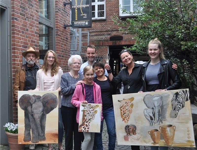 Faszination Afrika in Bildern Gruppenbild mit Spirit of Africa: Schon früh vor Ort waren bei der Eröffnung der Künstler Günter Kieser, die Malschülerin Katrin Trost, die 86-jährige Malschülerin Erika Brunckhorst und ihre Enkelin Pia Zoch, Christoph und Inga Hoddow von H