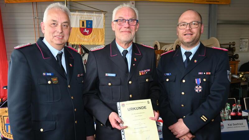 Gruppenbild mit Urkunde: Thorsten Hellwege, Peter Winter und Henning Klensang.
