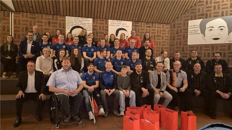 Gruppenbild mit allen Geehrten aus dem Alten Land.