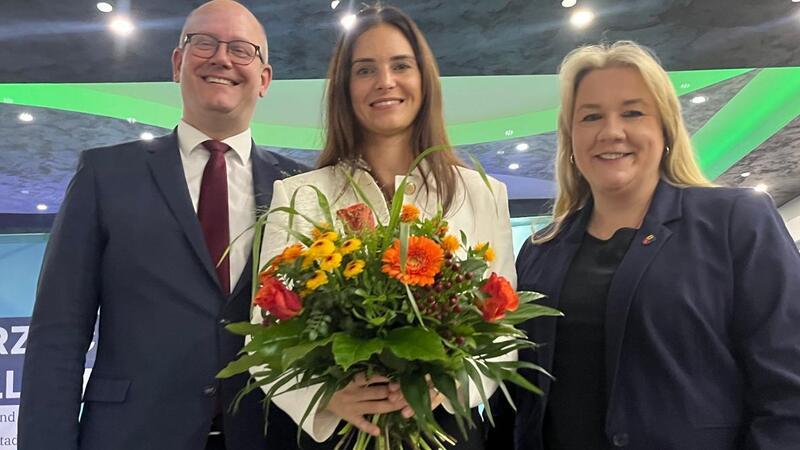 CDU-Urwahl in Buxtehude: Vanessa Zobel setzt sich in der Stichwahl durch Gruppenbild mit der Siegerin: Marco Mohrmann, Kreisvorsitzender der Rotenburger CDU, und Melanie Reinecke, Vorsitzende des Stader Kreisverbands, gratulieren Siegerin Vanessa-Kim Zobel (Mitte).