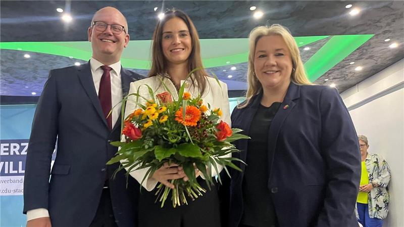 Keine guten Listenplätze für Kandidaten aus den Stader Wahlkreisen Gruppenbild mit der Siegerin: Marco Mohrmann, Kreisvorsitzender der Rotenburger CDU, und Melanie Reinecke, Vorsitzende des Stader Kreisverbands, gratulieren Siegerin Vanessa-Kim Zobel (Mitte).