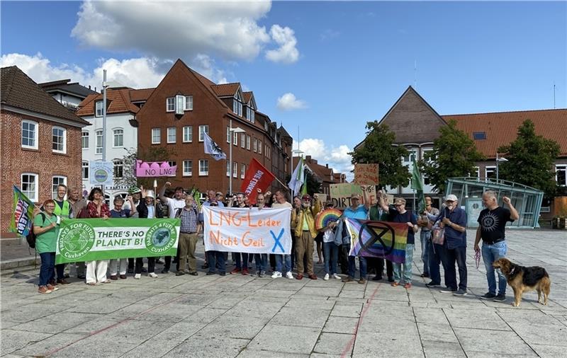 LNG-Protest in Stader Innenstadt fällt deutlich kleiner aus Gruppenbild nach der Demo: Laut Veranstalter haben am Sonnabend in der Stader Innenstadt 70 Personen gegen den LNG-Ausbau in Stade und anderswo demonstriert. Foto: Lüdders