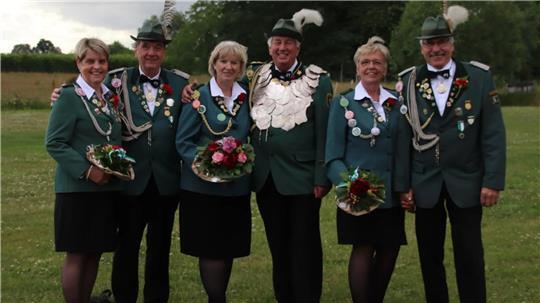 Gruppenbild nach der Proklamation: Schützenkönig Helwig Schwartau mit Königin Martina und den Adjutantenpaaren Kerstin und Reinhardt Behrendt und Petra und Jürgen Mohr.