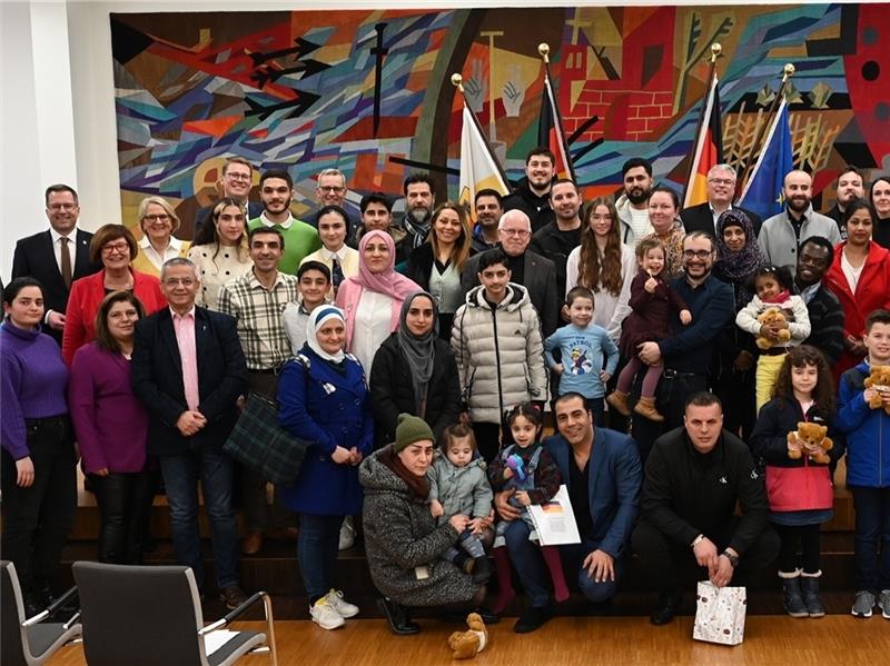 Gruppenbild nach der festlichen Einbürgerungsfeier: Landrat Kai Seefried, Festrednerin Petra Tiemann und die Ehrengäste mit den neuen deutschen Staatsbürgern. Foto: Landkreis Stade / Daniel Beneke