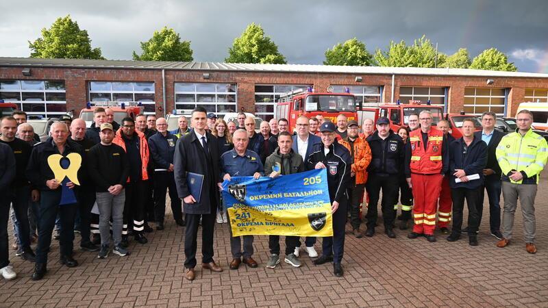 Gruppenbild vor der Abfahrt: Etwa 1200 Kilometer pro Strecke legt der Hilfskonvoi mit den 20 Fahrzeugen und 39 Freiwilligen zurück.