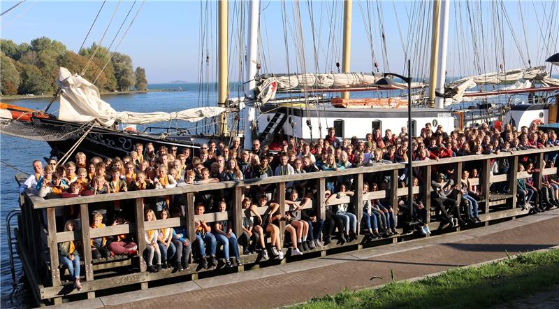 Gruppenfoto an Land: Die Stader Konfirmandenflotte und Begleitung machen halt während des Trips auf dem niederländischen Ijsselmeer.