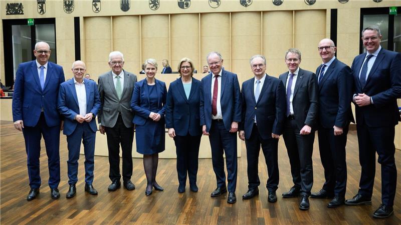 Bundesrat verabschiedet Ministerpräsidenten Weil Gruppenfoto im Bundesrat für den bald aus dem Amt scheidenden niedersächsischen Ministerpräsidenten.