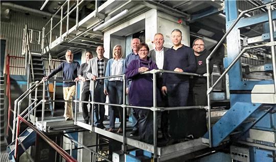 Gruppenfoto in der TAGEBLATT-Druckerei: Kai Holm, Bernd Rohde-Brandenburg, Christian Deppe, Marina Tudyka, Dirk Wilhelmi, Nina Witting, Udo Alpers, Tamer Yüksel und Udo Oellrich.