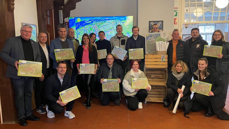 Puzzeln für den guten Zweck: Nun hat auch Jork ein Wimmelbild Gruppenfoto mit Menschen aus der Kommune, die das Projekt „Wimmelbild für die Gemeinde Jork“ ermöglicht haben.