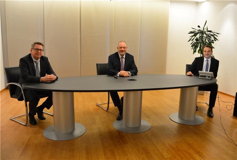 Gruppenfoto mit coronagerechtem Abstand (von links): OVB-Vorstände Joachim Fecht, Holger Franz und Georg Alder. Foto: OVB