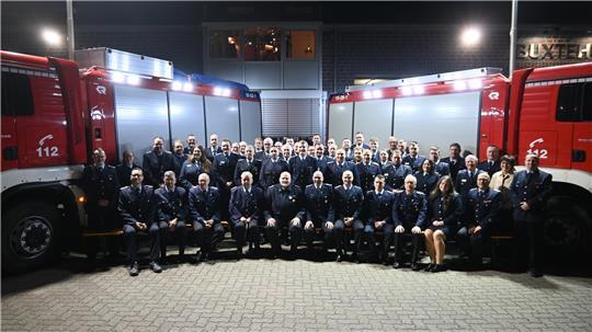 Gruppenfoto mit den Geehrten und Beförderten vor dem Gerätehaus der Ortsfeuerwehr Buxtehude (Zug I) im Westmoor mit Bürgermeisterin Katja Oldenburg-Schmidt (rechts).