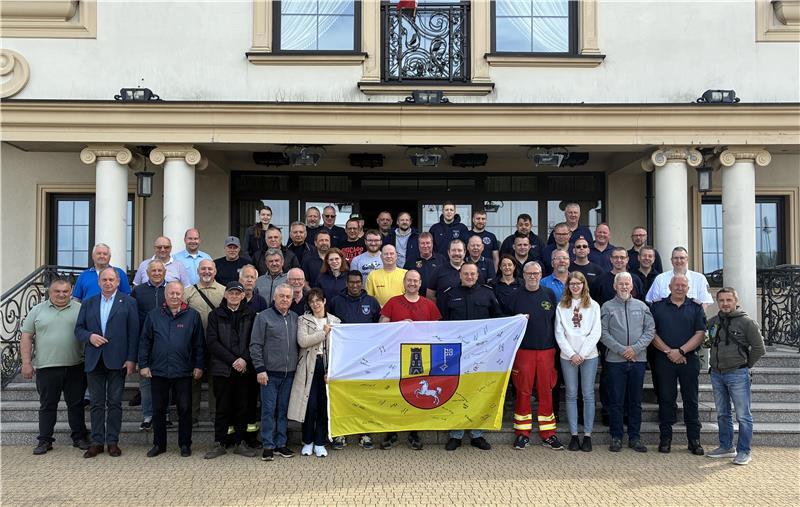 Ständig heulen die Sirenen: Mit dem Hilfskonvoi bis ans Kriegsgebiet Gruppenfoto mit den Ukrainern am Hotel vor der Übergabe der neun Feuerwehr- und Rettungsfahrzeuge in Radymno.