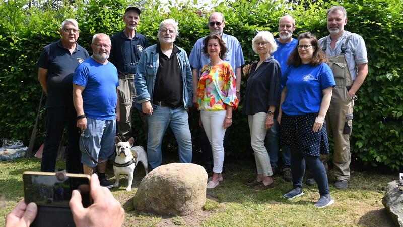 Gruppenfoto nach der Aufstellung des Schalensteins im Klosterpark am Museum Harsefeld mit Mitgliedern der AG Archäologie und Bürgermeisterin Susanne de Bruijn.