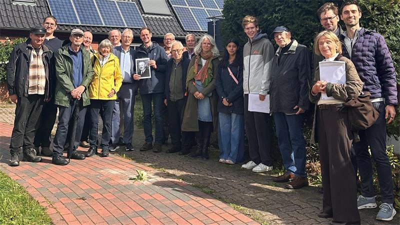 Gestapo folterte Schlachtermeister Paul Wilhelm Schwarz aus Cranz zu Tode Gruppenfoto nach der Verlegung des Stolpersteins für Paul Wilhelm Schwarz in Cranz - 85 Jahre nach seiner Ermordung durch die Nazis.