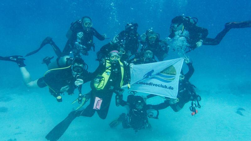 Buxtehudes eiskalte Typen locken auf den Weihnachtsmarkt Gruppenfoto von Buxtehuder Tauchern im Roten Meer während der Clubfahrt in diesem Jahr nach Hurghada in Ägypten.
