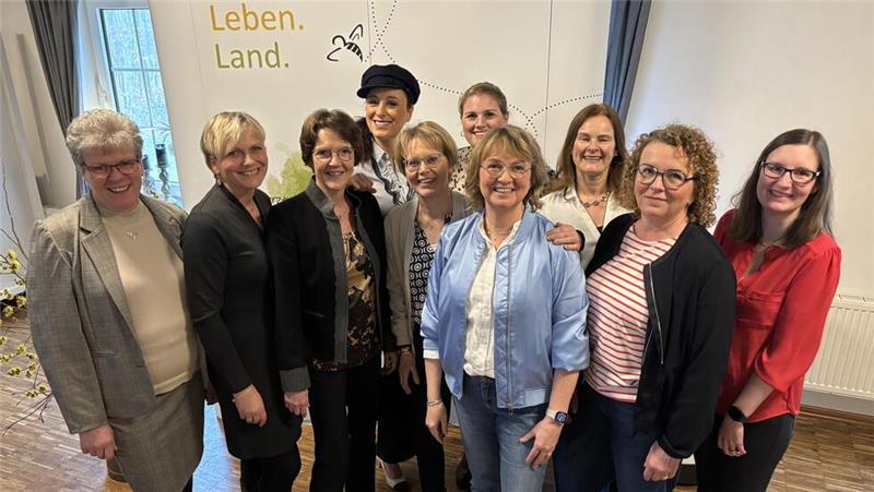 Chutney statt Sülze: So tickt die moderne Power-Landfrau Gruppenfoto zum Abschluss: die Harsfelder Landfrauen freuten sich über einen tollen Vormittag mit Annie Heger.