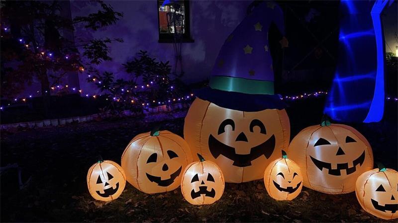 Grusel mit Jahrespause: So schaurig-schön leuchtete der Von-Elm-Weg zu Halloween 2025. Nico und Kim Leucht planen, die Nachbarschaft 2027 wieder einzuladen.