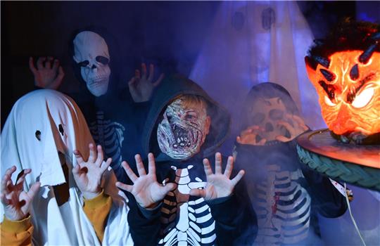 Gruselig verkleidet feiern Kinder Halloween. Foto: dpa