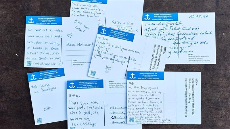 „Flusi“: In Hamburg liegt Deutschlands größte schwimmende Kirche vor Anker Grußkarten für die Seeleute. Auf dem Hafengeburtstag von Gästen der Flussschifferkirche geschrieben.