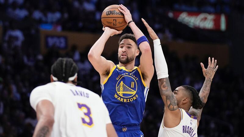 Medien: Thompson verlässt Warriors und wechselt nach Dallas Guard Klay Thompson (M) wirft im Duell gegen sein zukünftiges Franchise auf den Korb.