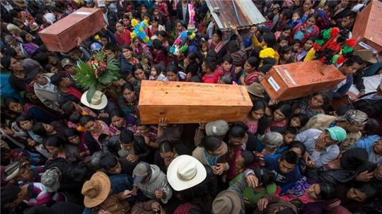 Guatemala: Menschen tragen in Santa Avelina Särge mit den Überresten von indigenen Bürgerkriegsopfern. Der Ex-Militärchef in Guatemala steht erneut vor Gericht.