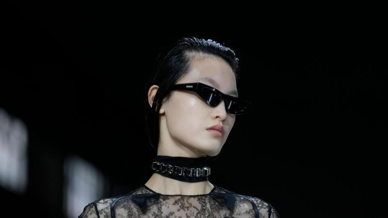 Fashion Week: Gucci lässt es funkeln, Moschino will Frieden Guccis Vision der Looks im kommenden Herbst und Winter: sexy und glamourös.