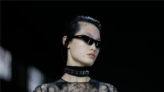 Guccis Vision der Looks im kommenden Herbst und Winter: sexy und glamourös.