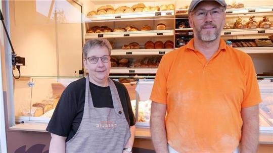 Gudrun Dittmer fährt den Bäckerwagen schon seit mehr als 35 Jahren und Gerald Gilbert freut sich, dass sie die Tradition aufrecht hält.