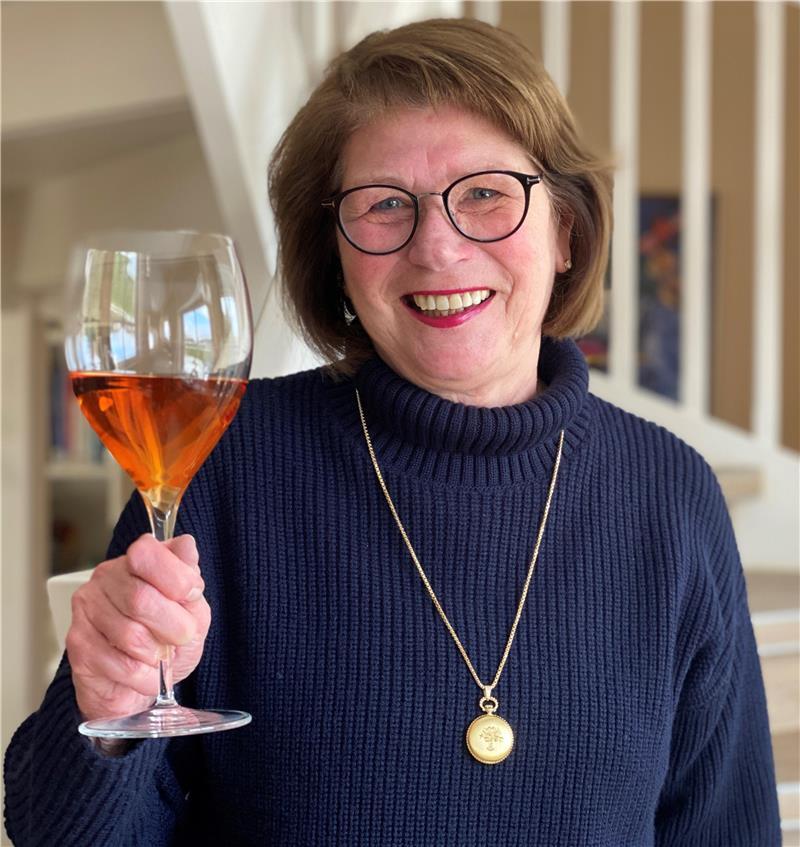 Kleiner Knigge: So machen Gäste der Stader Ballnacht eine gute Figur Gudrun Jückmann aus Dollern ist Expertin für Stil und Etikette: Das richtige Benehmen bei festlichen Anlässen fängt bei Kleinigkeiten wie dem Halten des Glases an.