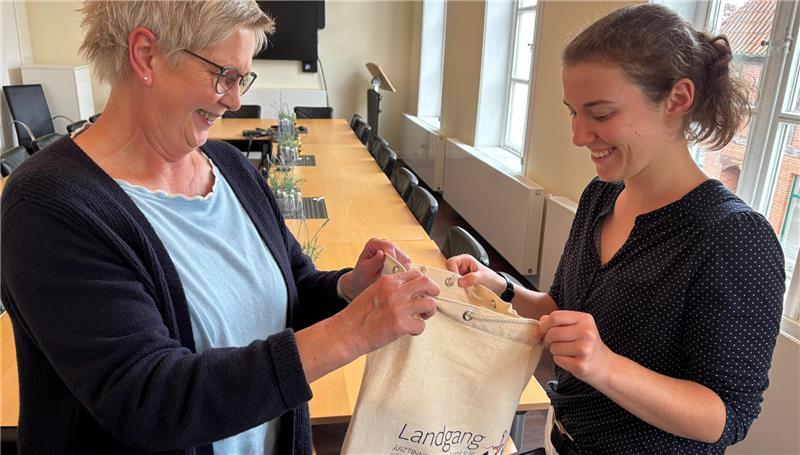 Gudrun Kelch (links) übergiebt ein Begrüßungsgeschenk der Gemeinde Jork an die Medizin-Studentin Vanessa Hentze.