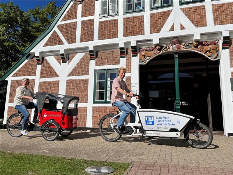 Kostenlos online Lastenräder ausleihen in Jork, Estebrügge und Buxtehude Gudrun Kelch und Christoph Reimers werben für die Lastenräder und die neue gemeinsame Buchungswebsite der flotten Flotte. Foto: Vasel