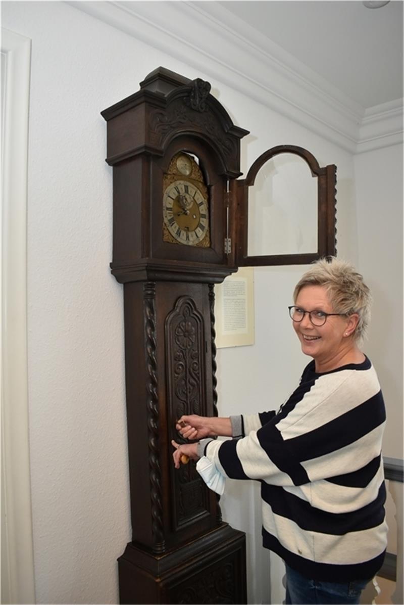 Das Meisterwerk eines Uhrmachers aus Jork Gudrun Kelch wacht über die alte Standuhr im Gräfenhof. Foto: Vasel