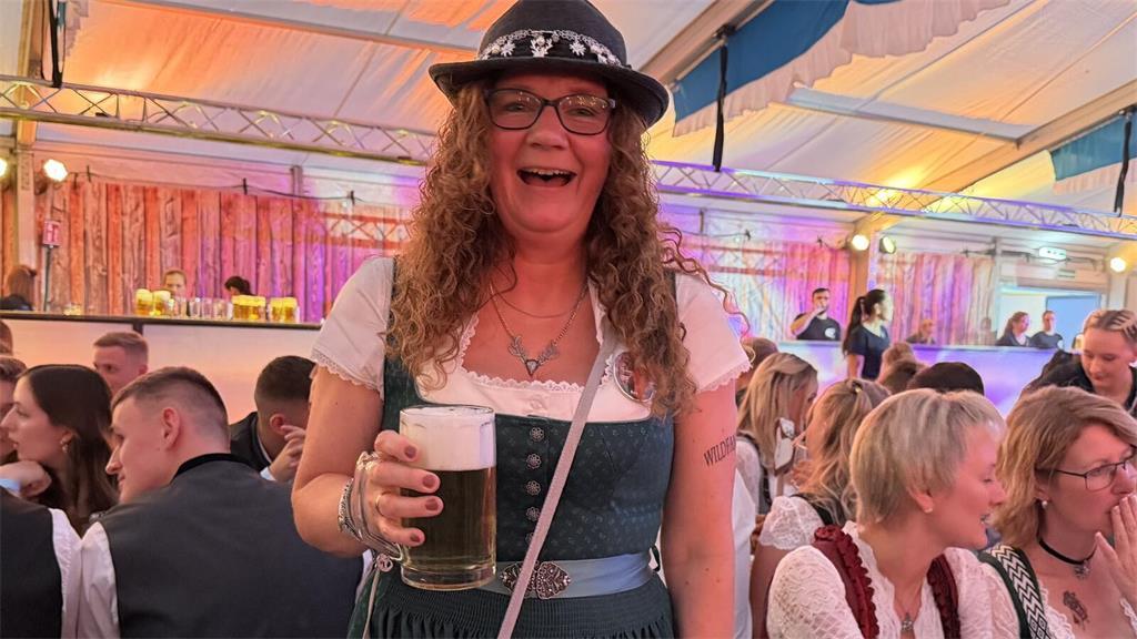 Gudrun Nordsiek aus Oldendorf im dunkelgrünen Dirndl und einem Hut, den sie mit ...