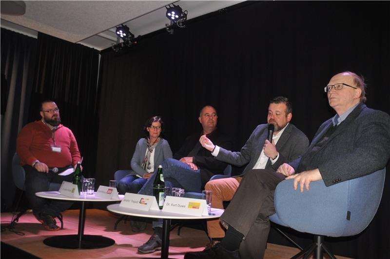 Gudrun Schittek, Frank Wiesner (SPD), André Trepoll und Kurt Duwe (FDP) diskutieren mit Andreas Scharnberg (links). Foto: Wahba