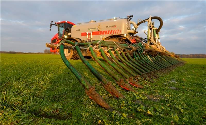 Am Stickstoff scheiden sich die Geister Gülle-Feuerwerk war gestern: Inzwischen bringen die meisten Landwirte den Dünger über oder sogar direkt im Boden aus. Foto: Ahrens