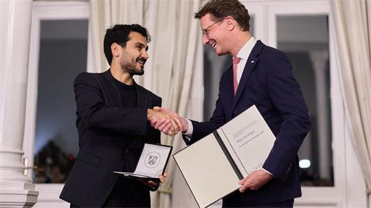 Gündogan sollte den Preis eigentlich schon im vergangenen Jahr bekommen. Jetzt wurde das nachgeholt.