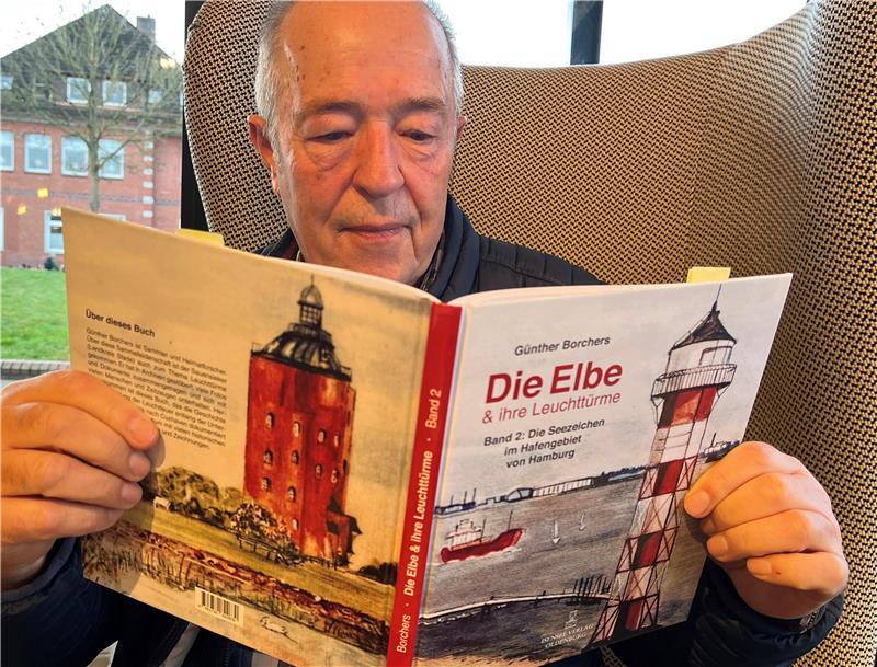 Günter Borchers stellt sein neues Leuchtturm-Buch in Jork vor.