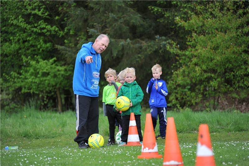 Günter Buhrmester trainiert seit vielen Jahren junge Fußballer beim MTV Himmelpforten. Foto: Berlin