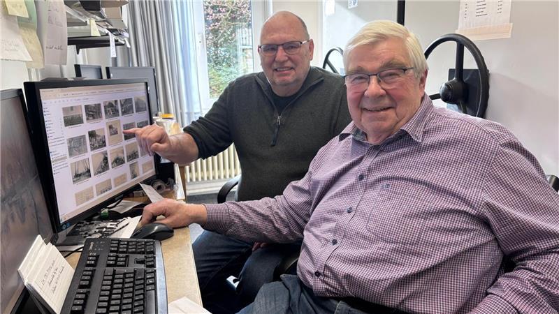 Günter Kachmann (rechts) und Dieter Goohsen sind zuständig für Fotomaterial.