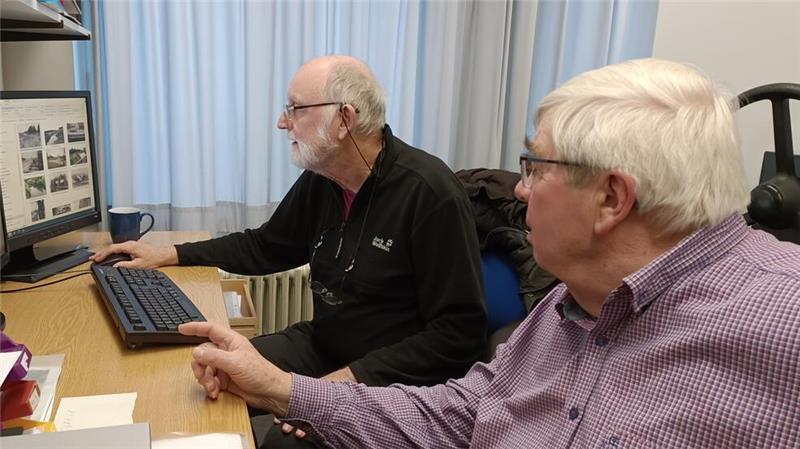 Günter Kachmann (rechts) und Heiner Kaiser sichten am Computer des Samtgemeindearchivs Bildmaterial.