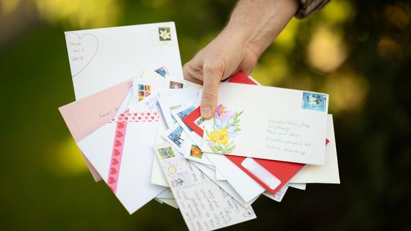 „Post mit Herz“: Aktion zur Weihnachtszeit startet wieder Günter Kassühlke, Leiter der Alten- und Pflegeeinrichtung der Ernst & Claere Jung Stiftung, hält zahlreiche Briefe in der Hand.